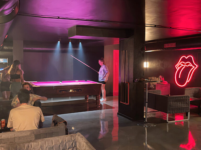 Sticky Dabs BCN Social Club - second area with pool table Sticky Dabs BCN Social Club - second area with pool table